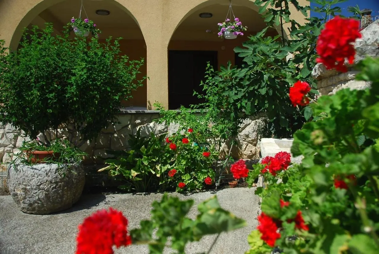 Apartment Livia With 2 Cozy Terraces Near Pula Перой