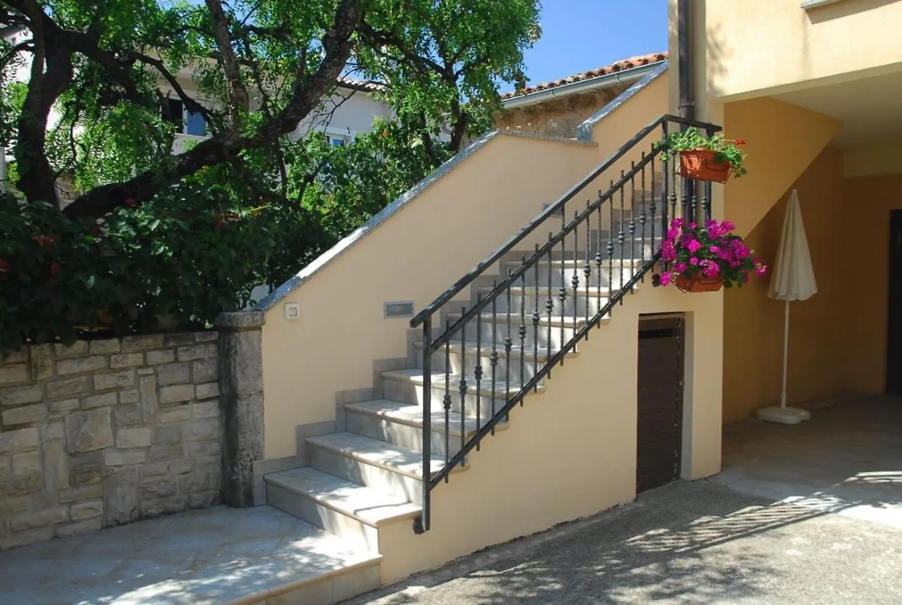 Apartment Livia With 2 Cozy Terraces Near Pula Перой