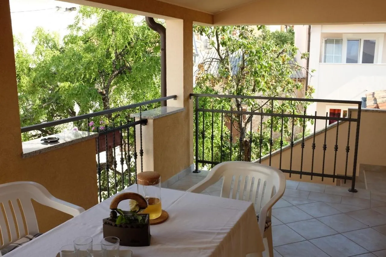 Apartment Livia With 2 Cozy Terraces Near Pula Перой