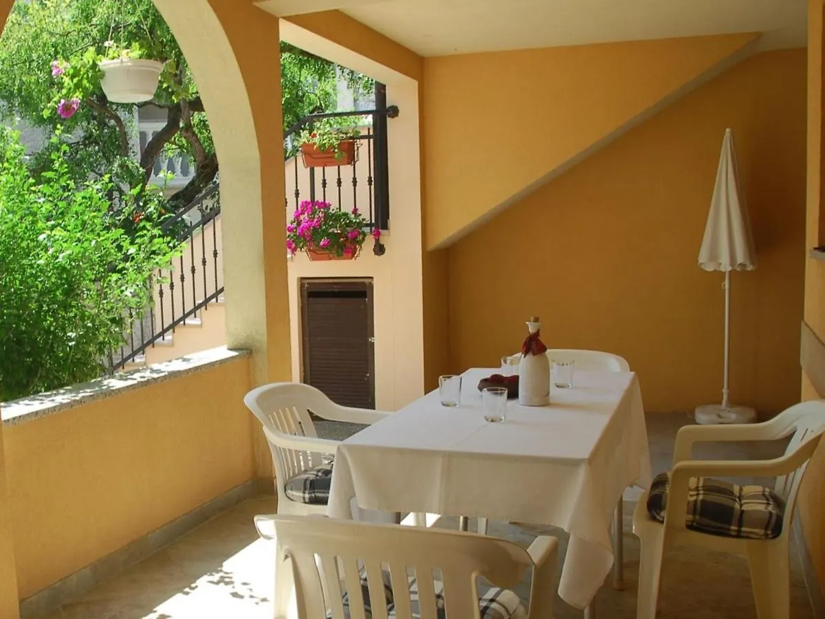 Apartment Livia With 2 Cozy Terraces Near Pula Перой