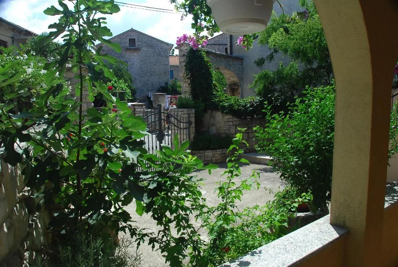 Apartment Livia With 2 Cozy Terraces Near Pula Перой