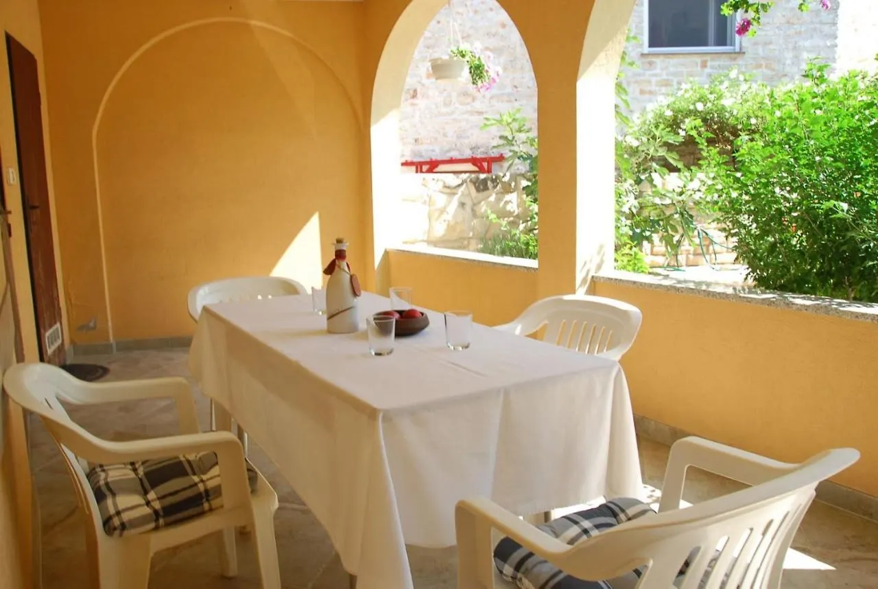 Apartment Livia With 2 Cozy Terraces Near Pula Перой