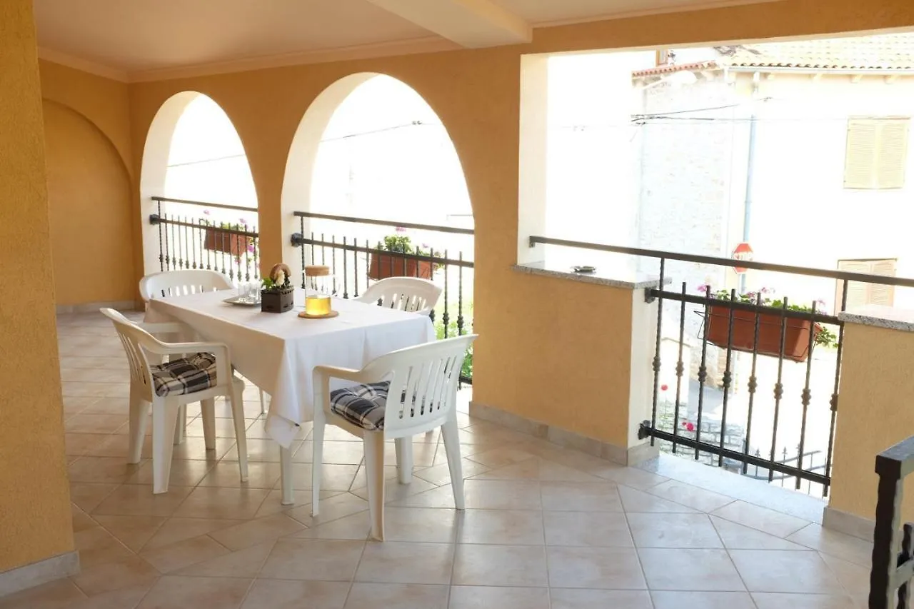 Apartment Livia With 2 Cozy Terraces Near Pula Перой