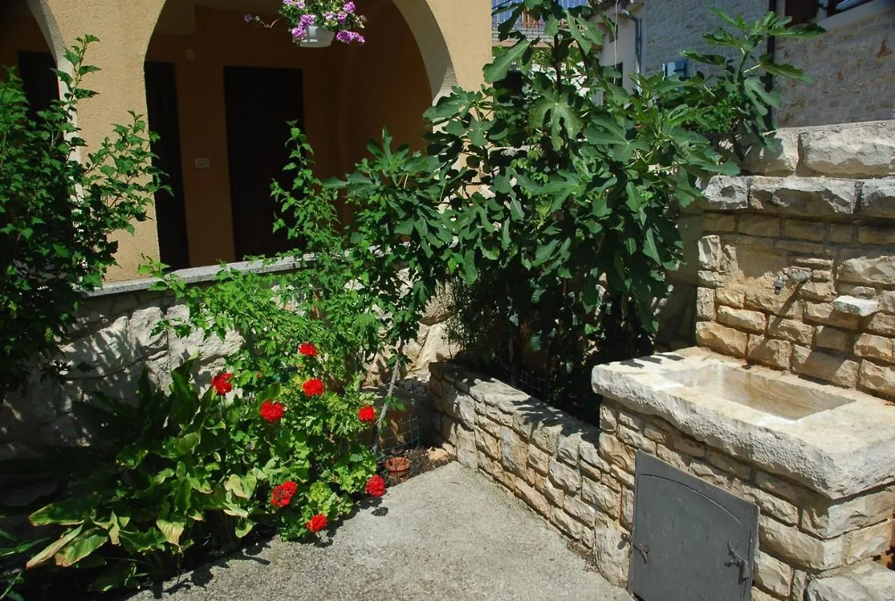 Apartment Livia With 2 Cozy Terraces Near Pula Перой